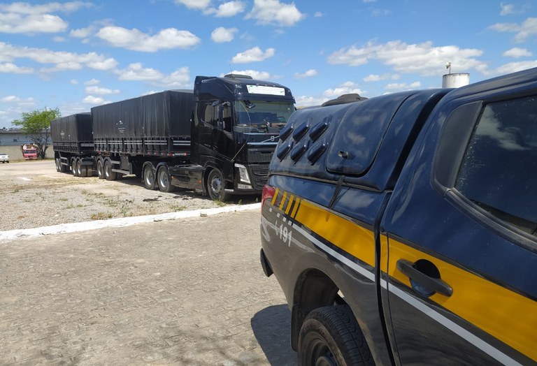 Carga de milho com 30 toneladas de excesso de peso é retida pela PRF em Caruaru