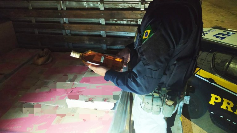 PRF apreende 6 mil garrafas de whisky com irregularidade fiscal em Petrolina