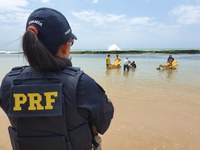 PRF escolta crianças em tratamento contra o câncer até a praia de Boa Viagem para conhecerem o mar