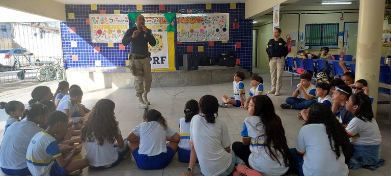 semana da crinaça roda de conversa.jpg