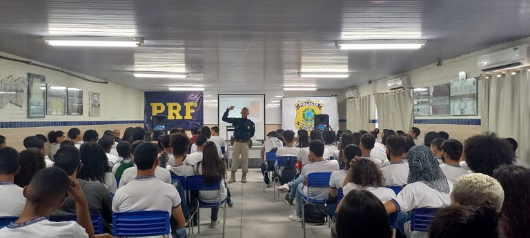 “Juntos Salvamos Vidas” foi tema de palestra da PRF em escola de referência em PE