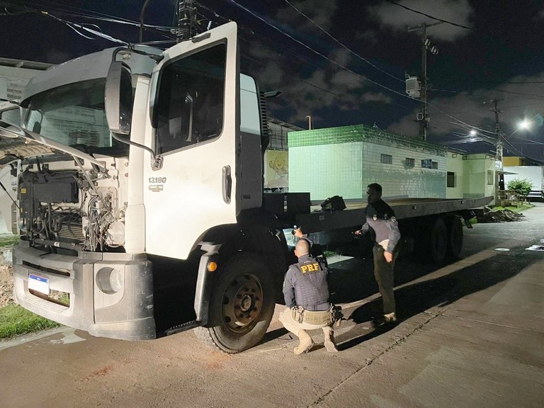 Caminhão roubado é recuperado pela PRF na Zona Oeste do Recife