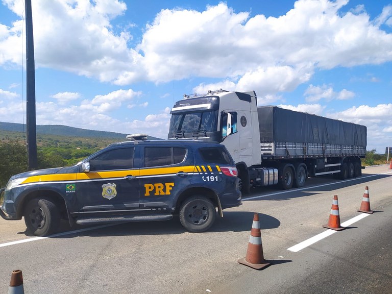 Carga de 3,3 mil pares de calçados falsificados é apreendida pela PRF em São Caetano