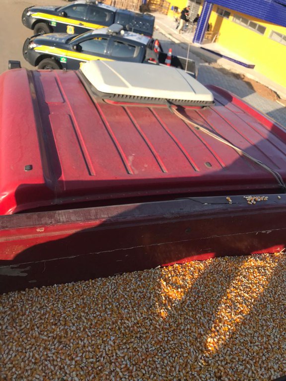 Carga de milho com excesso de peso e sem documento fiscal é retida pela PRF em Caruaru