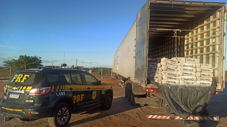 Carga irregular de gesso que seria entregue em MG é retida pela PRF em Belém de São Francisco
