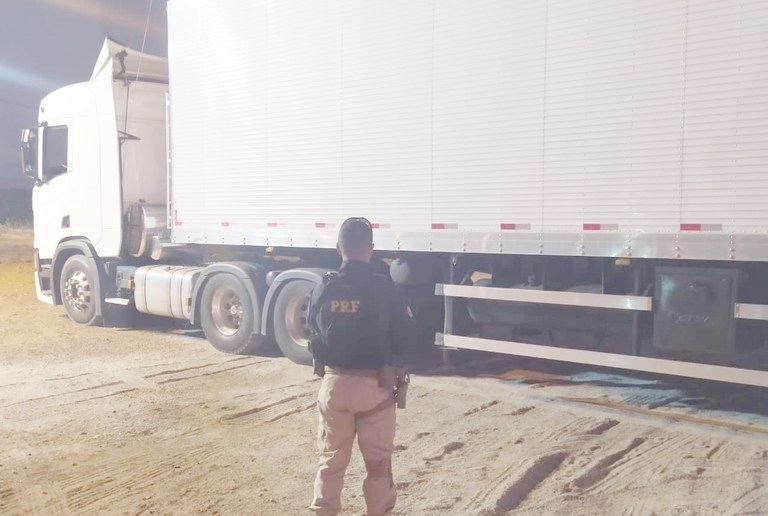 Cargas de 62 toneladas de gesso sem nota fiscal são retidas pela PRF em Belém de São Francisco