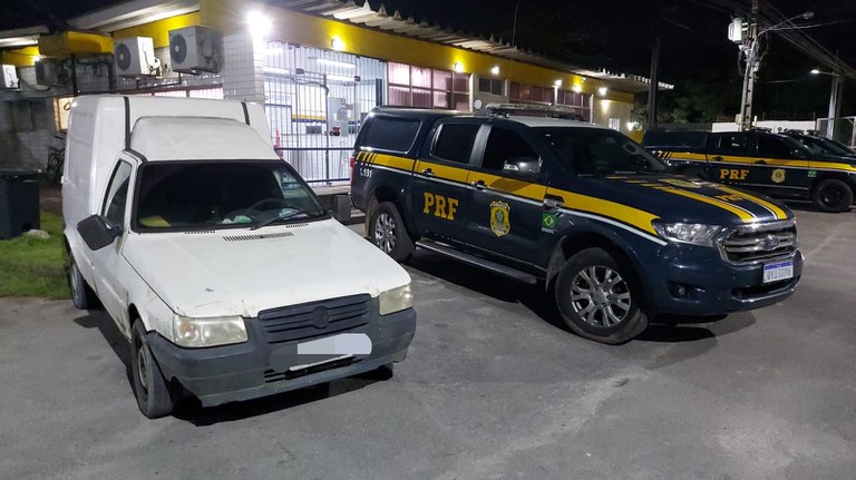 Furgão roubado há 8 anos em SP é recuperado pela PRF em Recife