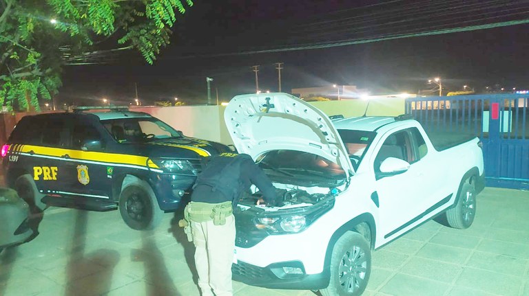 Homem aluga caminhonete roubada e é detido pela PRF em Petrolina