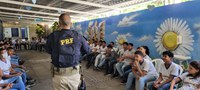 Noções de cidadania e trânsito em palestra promovida pela PRF para alunos da rede pública