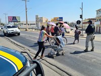 Pedestre use a faixa! Travessia segura é tema de ação educativa da PRF em Petrolina/PE e Juazeiro/BA