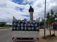 PRF apreende mais de 11 mil metros de jeans durante fiscalização na BR-232