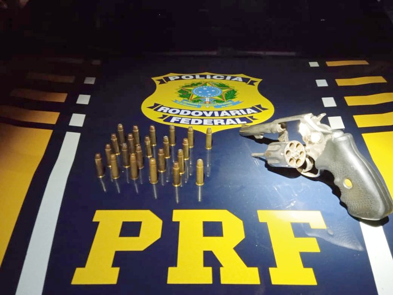 PRF apreende revólver e munições após tentativa de fuga por 8 Km em Juazeiro