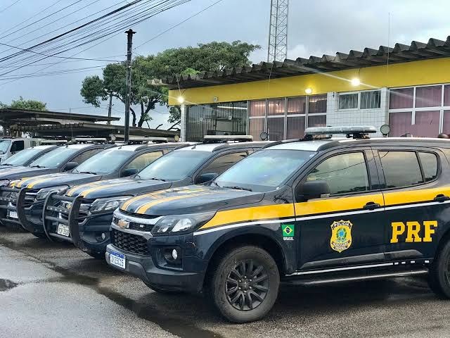 PRF detém homem que carregava submetralhadora, pistola e munições em mochila