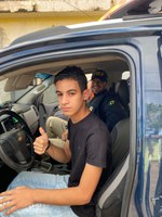 PRF faz surpresa em aniversário de 15 anos de garoto fã da instituição