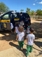 PRF/PE usa diversão e muita brincadeira para falar sobre trânsito seguro a crianças