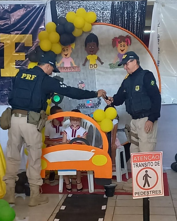 PRF promove ação educativa para alunos de São Caetano/PE