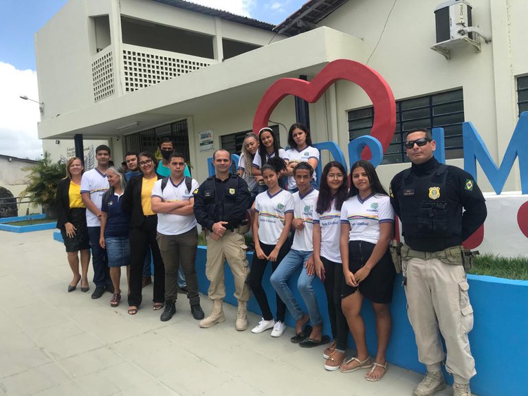 PRF realiza ação educativa para 330 pessoas em escola de Gameleira