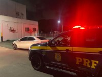 PRF recupera carro de luxo furtado e apreende cartões, cheques e dinheiro em Abreu e Lima