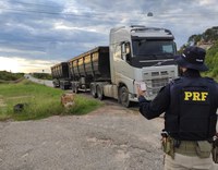 Carreta com 83 toneladas de gipsita irregular é retida pela PRF em Salgueiro