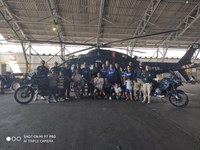 Crianças com autismo participam de exposição na base aérea da PRF