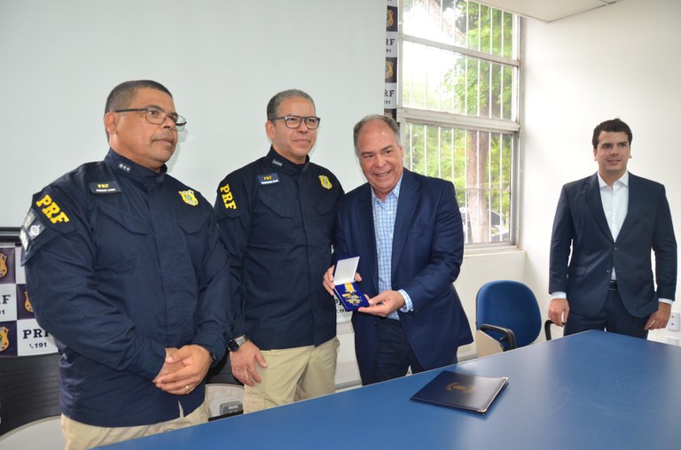 PRF entrega Medalha Washington Luís ao Senador Fernando Bezerra Coelho