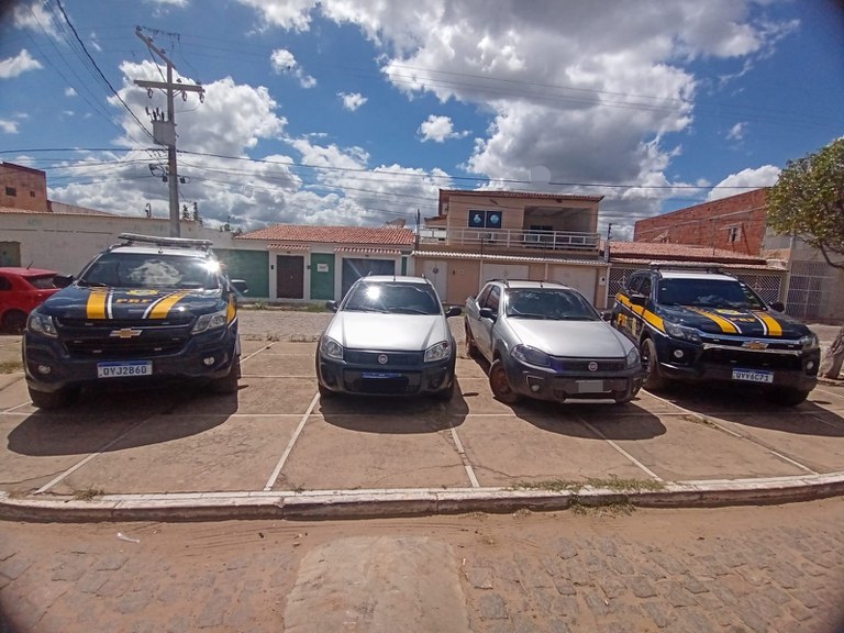 PRF recupera picape e carro em Casa Nova-BA