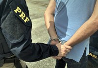 Dupla tenta fugir, capota veículo e é detida pela PRF na BR-232