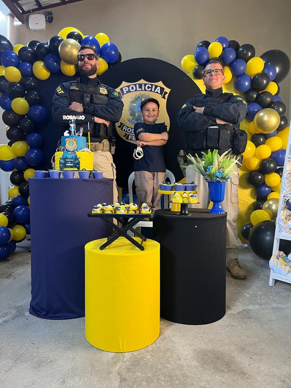Menino de 4 anos celebra aniversário com tema da PRF em Garanhuns