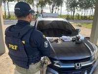 PRF detém dupla com armas, droga e carro roubado em Goiana