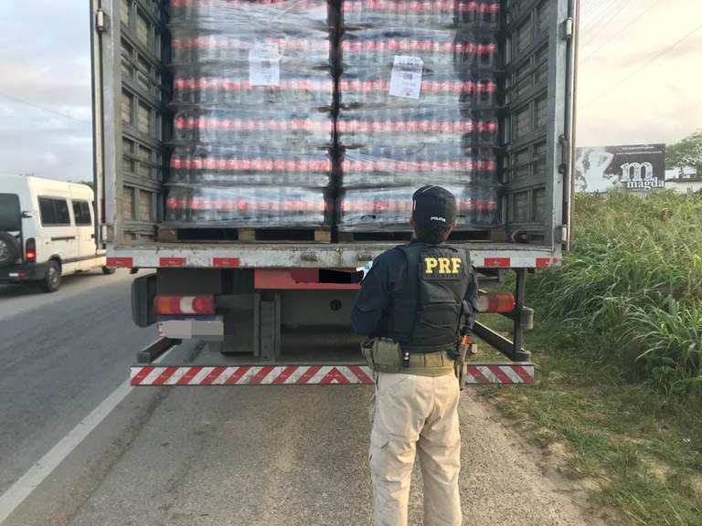 Carga de 18 mil litros de refrigerante sem nota fiscal é retida pela PRF em Caruaru