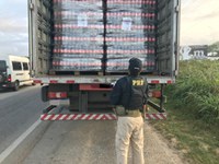 Carga de 18 mil litros de refrigerante sem nota fiscal é retida pela PRF em Caruaru