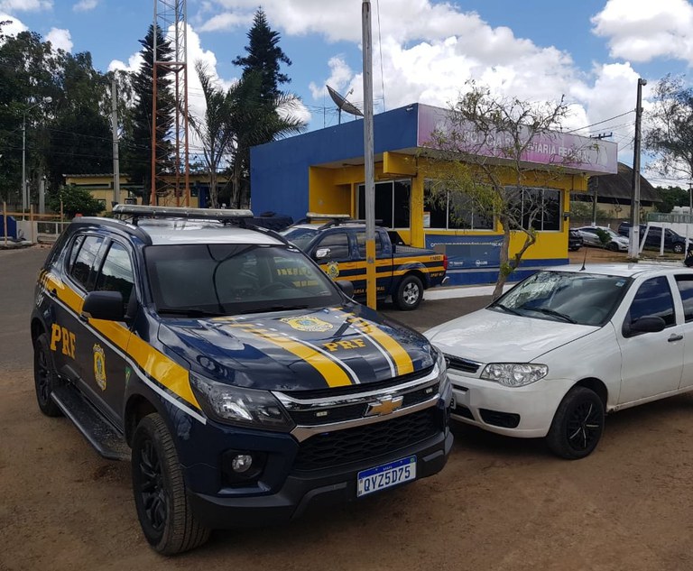 Homem compra carro roubado pela Internet e é detido pela PRF em Garanhuns