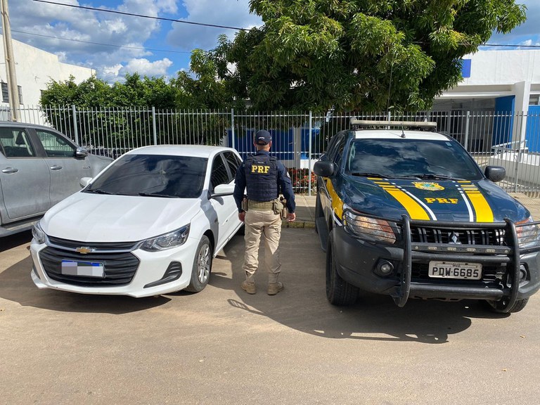 Homem compra carro roubado pela internet e é detido pela PRF em Salgueiro