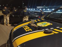Motorista tenta se esconder da PRF, mas acaba detido por porte ilegal de arma de fogo