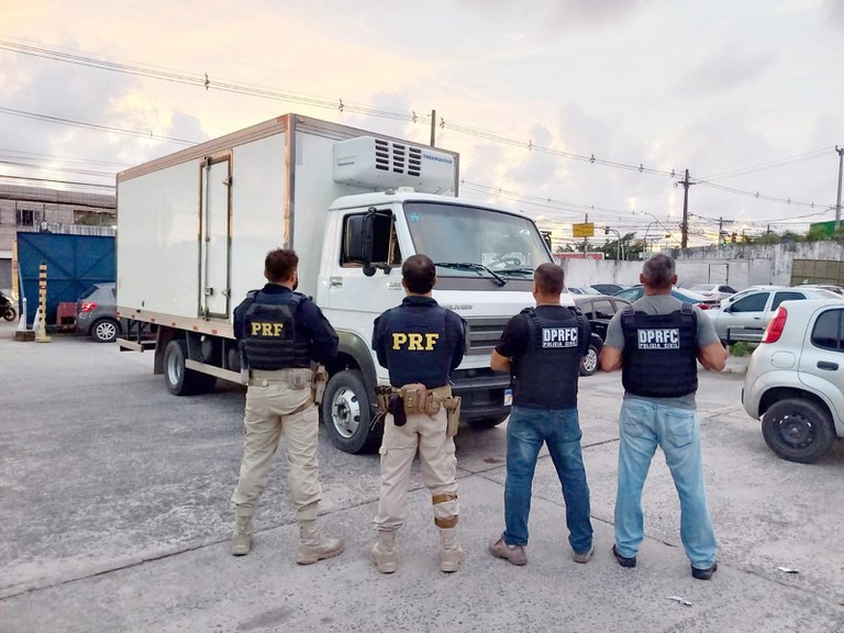 Polícia recupera caminhões roubados, detém suspeitos de assalto e resgata vítimas no Grande Recife