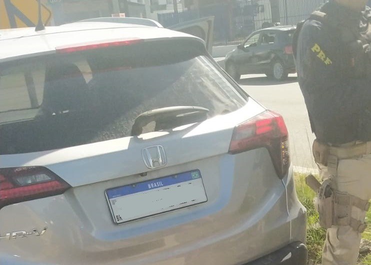 PRF detém trio com arma, droga e carro roubado na Iputinga