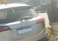 PRF detém trio com arma, droga e carro roubado na Iputinga