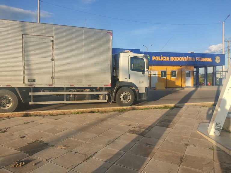 PRF retém carga de gesso sem documento fiscal em Ouricuri