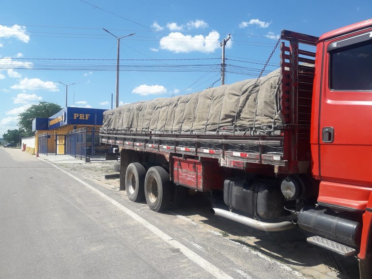 PRF flagra transporte irregular de gesso em Ouricuri