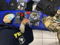 PRF detém dupla em carro roubado, com arma, dinheiro e identidade falsa de agente penitenciário