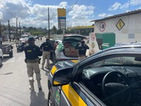 PRF recupera carro roubado e apreende carga de calçados falsificados