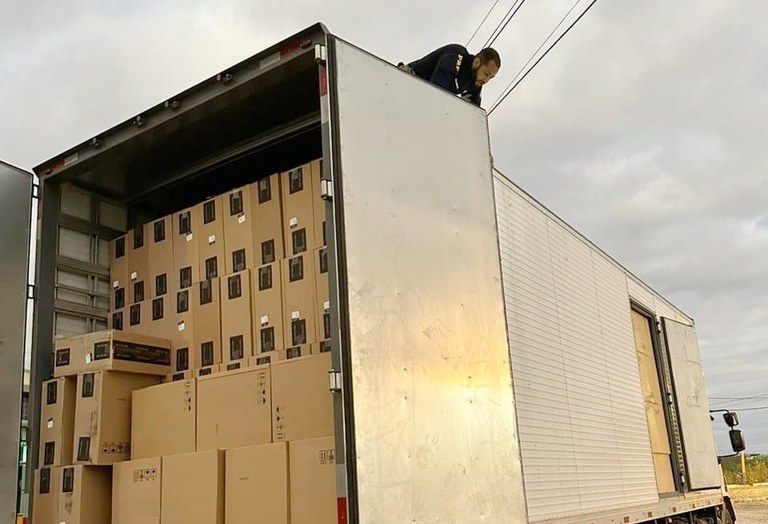 Carga de cigarro avaliada em R$1,6 milhão com irregularidade fiscal é retida pela PRF em Abaré