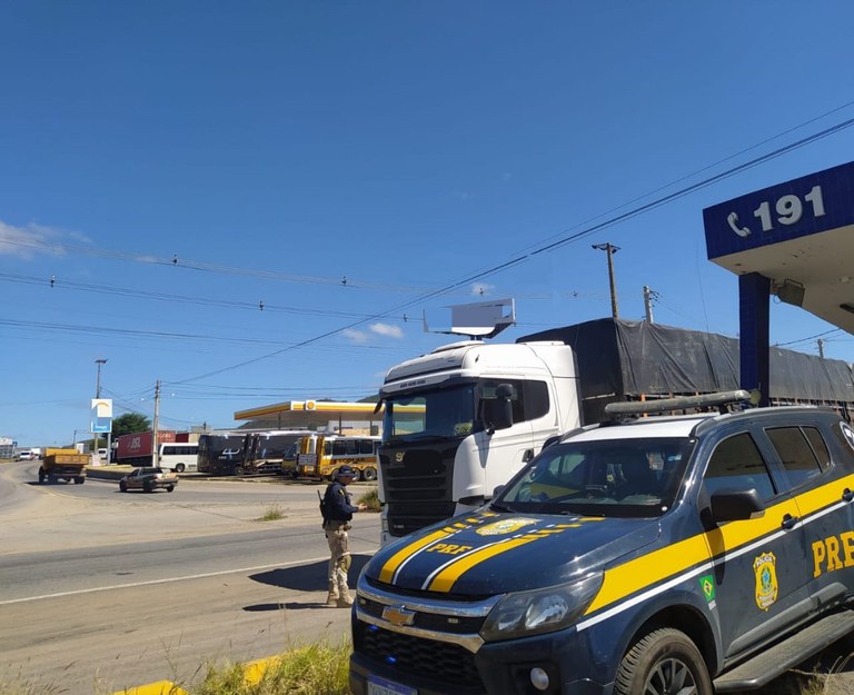 PRF apreende 238 m³ de madeira irregular durante operação no Sertão de PE