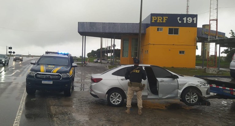 PRF recupera carro roubado após fuga na BR 101