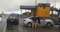 PRF recupera carro roubado após fuga na BR 101