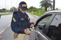Após colidir em motocicleta, motorista com sinais de embriaguez é detido pela PRF