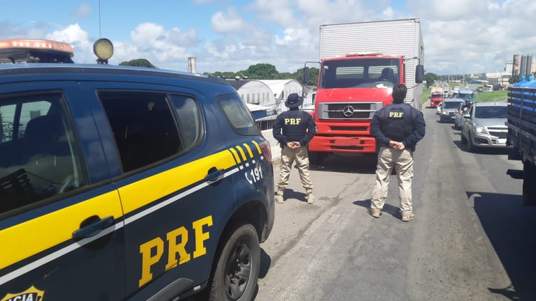 Carga de eletrodomésticos roubada é recuperada pela PRF em Jaboatão dos Guararapes