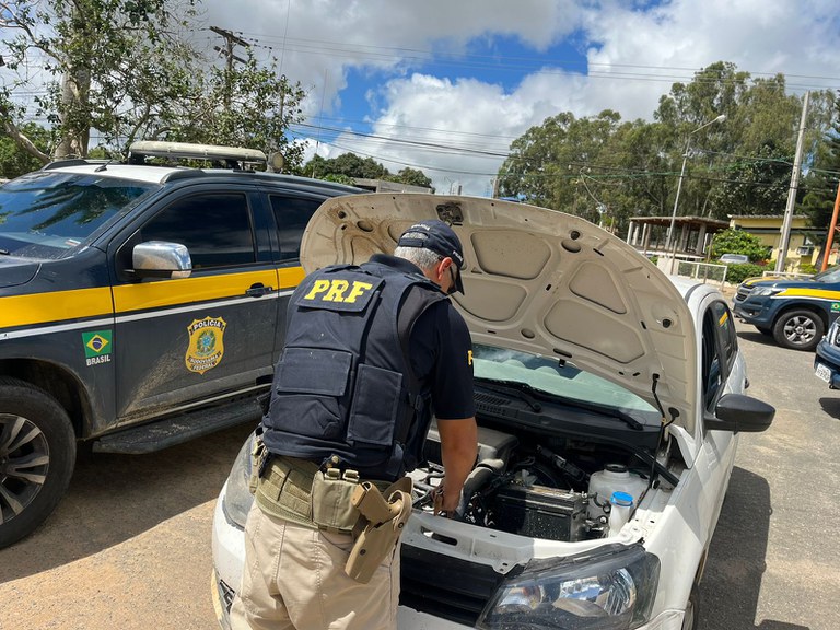 Carro roubado há 6 anos é recuperado pela PRF em Paranatama
