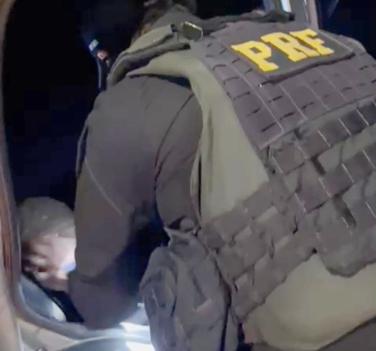 PRF apreende maconha e cocaína em carro com restrição judicial na BR 428