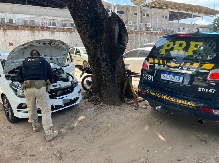 Carro roubado na avenida Boa Viagem é recuperado pela PRF em Paulista